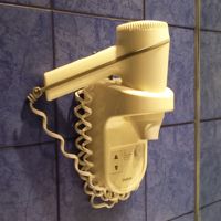 壁に備え付けタイプのドライヤー。風量はバッチリです。