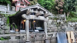 水がきれいに流れる音羽の滝