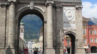 裏と表でデザインが異なる凱旋門