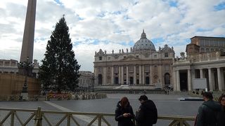 行列のできる大聖堂