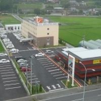 向かいには焼肉屋さんがありました。