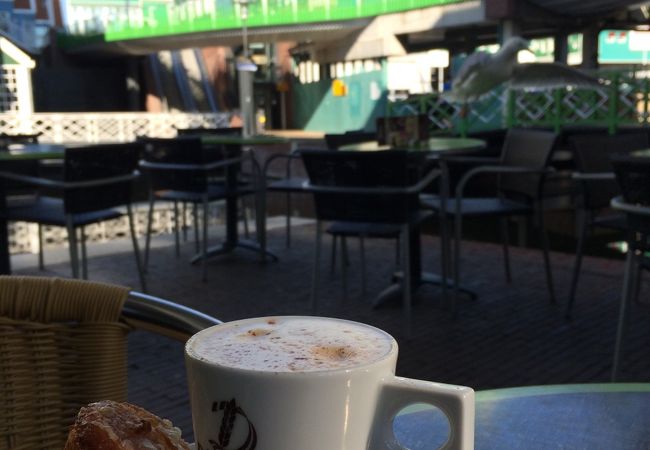 テラス席でコーヒーブレイク