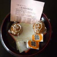 お菓子のしたの紙、使いまわしか汚れていた。