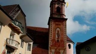 美しい絵画を持つ教会