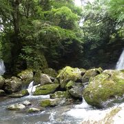 見晴らしのいい河原で二つの滝が向かい合って流れています