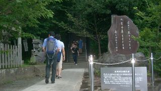 源頼朝の墓にはかなりの観光客が
