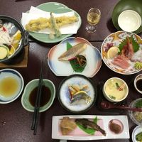 夏の渓流膳。フォアグラと海鮮の陶板焼き。