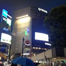 ブレましたが外観。真上にQFRONTとあります。