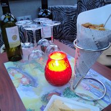 ワインは赤と白と１本ずつ、なんとつまみは日本のあられ！