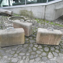 博物館入口前のオブジェ