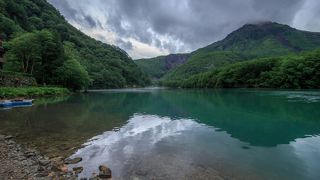 早朝の大正池越しの焼岳はちょっと神秘的