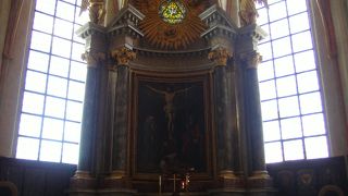 スラリと伸びた尖塔