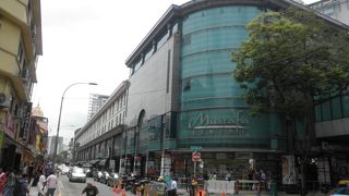 シンガポールでは定番のショッピングセンター