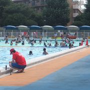 ７月～８月はプールも開放。人工せせらぎでは子供達が水と遊ぶ。