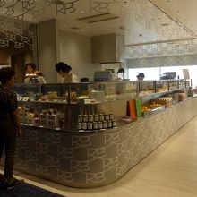 ベーカリーストア　奥は喫茶室