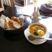 パンで食べるしもつカレーです。