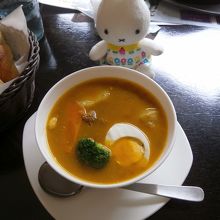 鶏肉と野菜や大根、豆をカレーで煮こんでいました。