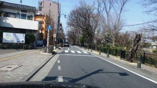 玉川上水の南側歩道が整備された「風の散歩道」