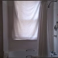 バスルームの窓にカーテンがなかったのでバスタオルでカバー。