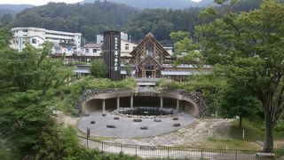 日本最大級の足湯、身体がポカポカに。きれいな足湯でゆっくり足の疲れを！　～塩原温泉にある湯っ歩の里～