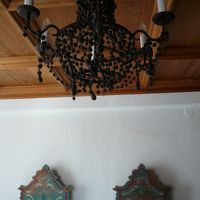 二階の一号室と古めかしいシャンデリア、寝台