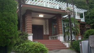 西御門の中央に位置する旧里見邸