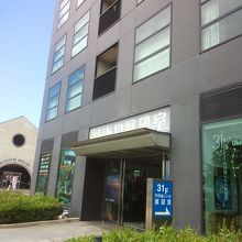 ここからエレベーターで