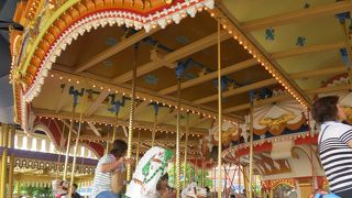 一番外側の木馬のみ2人乗りです