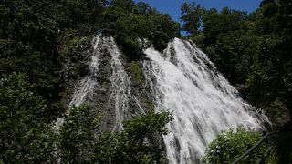 滝のしぶきを浴びれます