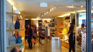 CDG空港にも多数店舗あり