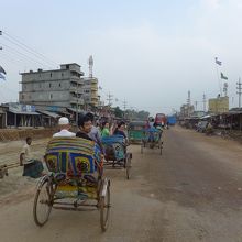 どこにでもあるリキシャ。庶民の足です。