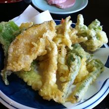 これは春の山菜天ぷらです。秋はキノコ天ぷらも有ります。