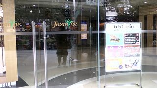 レストランやファーストフード店で賑わっています。