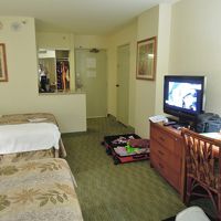 特に広くはないですが荷物を広げたままでも歩き回れます