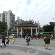 MRTの駅を出たらすぐに門が見えます