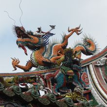 屋根を飾る装飾品も見応えがあります