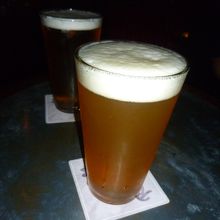 ビールはシンプルなグラスで出てきます。