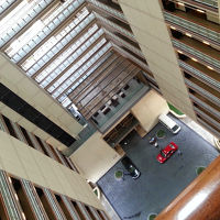 ホテル内の吹き抜け。１３階からの眺めです。