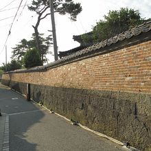 赤塀の続く路地の風景