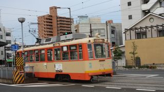 松山市内を走る路面電車