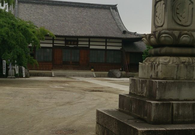 お寺までは細い道なんですが、お寺までくると境内の広さに驚きました