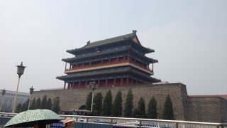 門の下は休憩所？