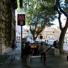 ベネト通りにある駅入口。