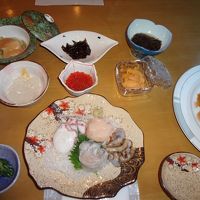 １６日の夕食、ほたて、タコなどの刺身、いくら、うに、魚の煮つ