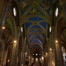 青の天井画が綺麗