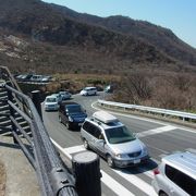 休日は山頂の駐車場が混雑していますので、このように登坂ルートの途中から渋滞しています　大涌谷