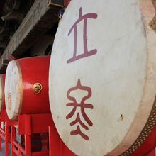 季節を表した文字が書かれた太鼓が並んでます