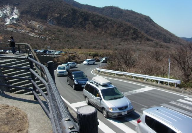 休日は山頂の駐車場が混雑していますので、このように登坂ルートの途中から渋滞しています　大涌谷