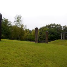 芝生と緑のきれいな、モニュメント有の良い公園でした。