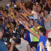 現地の人も一緒。ギリシャ戦前夜祭。イヴェント会場は立派です。